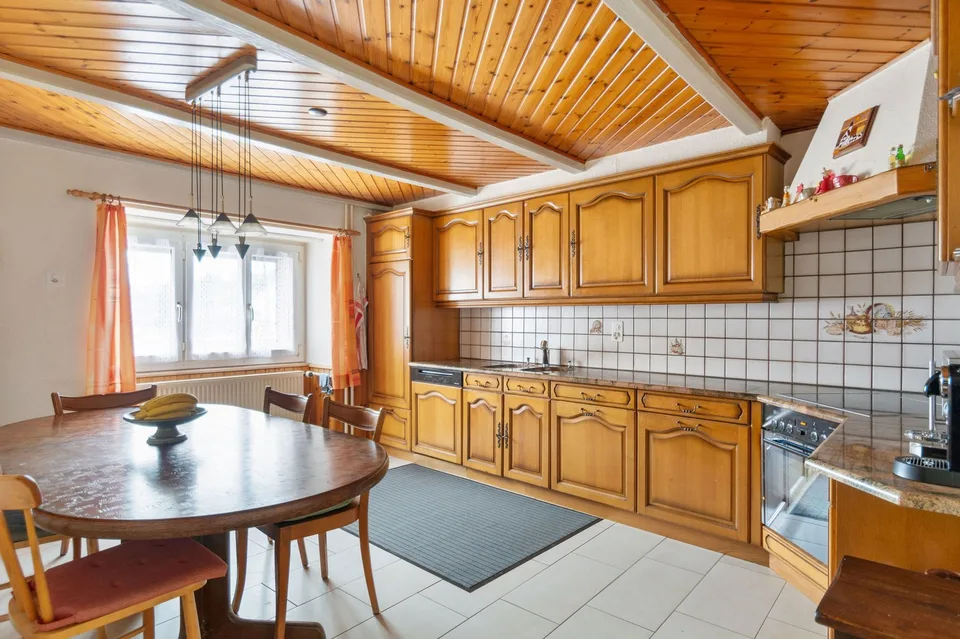 Großes Dorfhaus mit 8.5 Zimmern und Nebenräumen in Bonfol