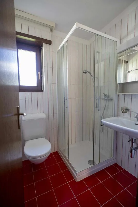 Gorduno: vendiamo bella residenza a reddito di tre grandi appartamenti – Foto 8 von 18