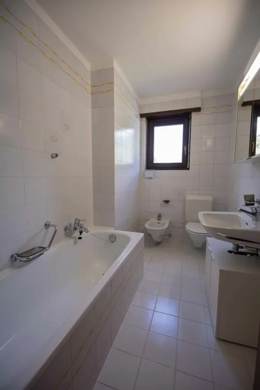 Gorduno: vendiamo bella residenza a reddito di tre grandi appartamenti – Foto 11 von 18