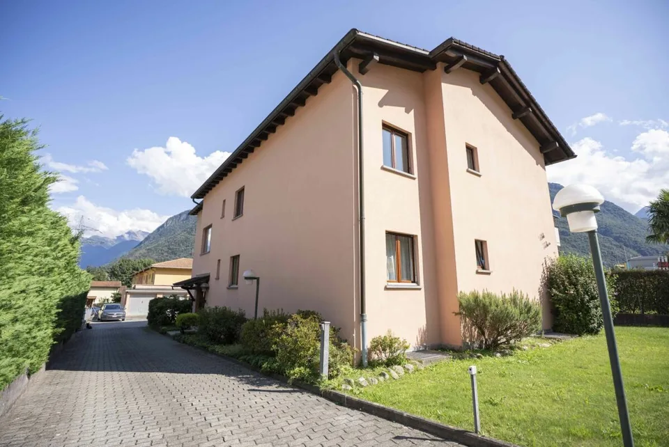 Gorduno: vendiamo bella residenza a reddito di tre grandi appartamenti