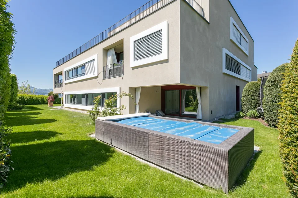 Moderne Gartenwohnung mit Teilseesicht