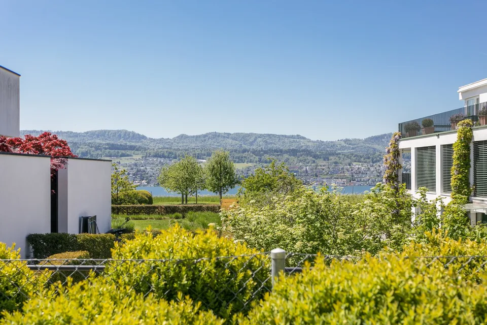 Moderne Gartenwohnung mit Teilseesicht
