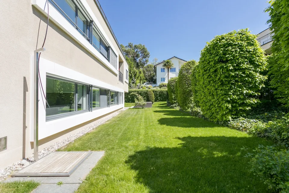 Moderne Gartenwohnung mit Teilseesicht