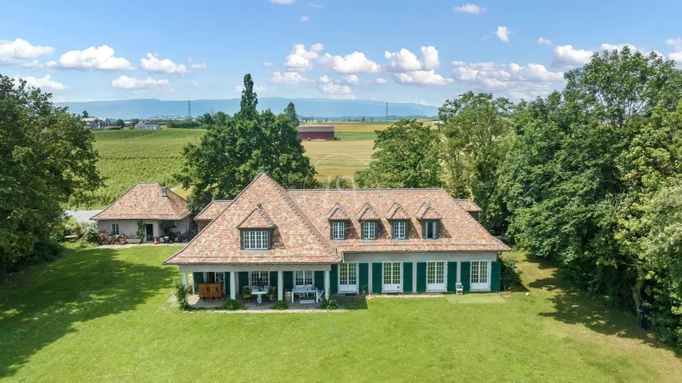 Sehr schönes Familienhaus im Herzen der Weinberge mit Schwimmbad in Etoy