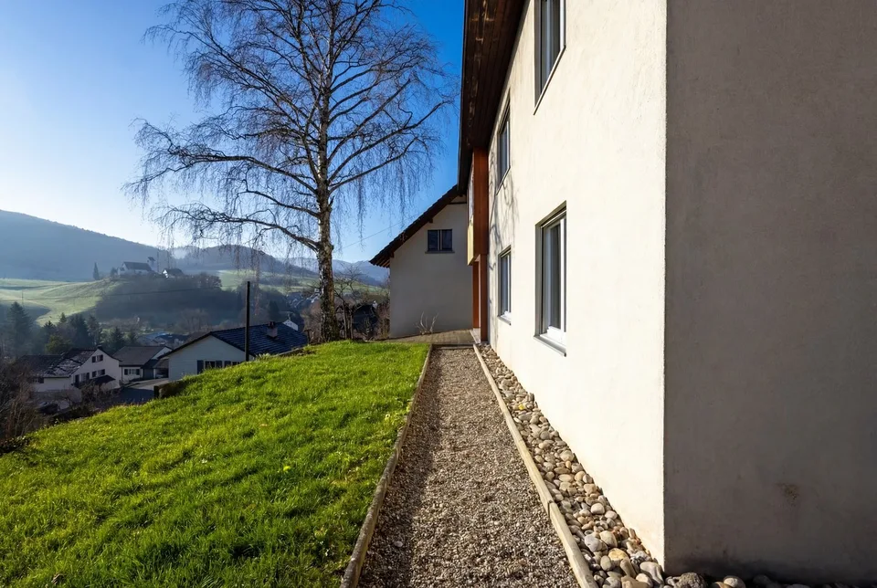 Freistehendes Einfamilienhaus mit viel Gartenumschwung in Ziefen! – Foto 6 von 24
