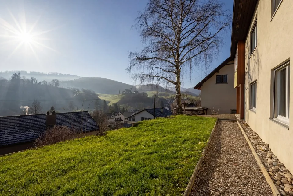 Casa unifamiliare indipendente con grande giardino a Ziefen!