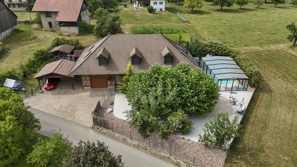 Splendide maison à la campagne avec jardin et piscine