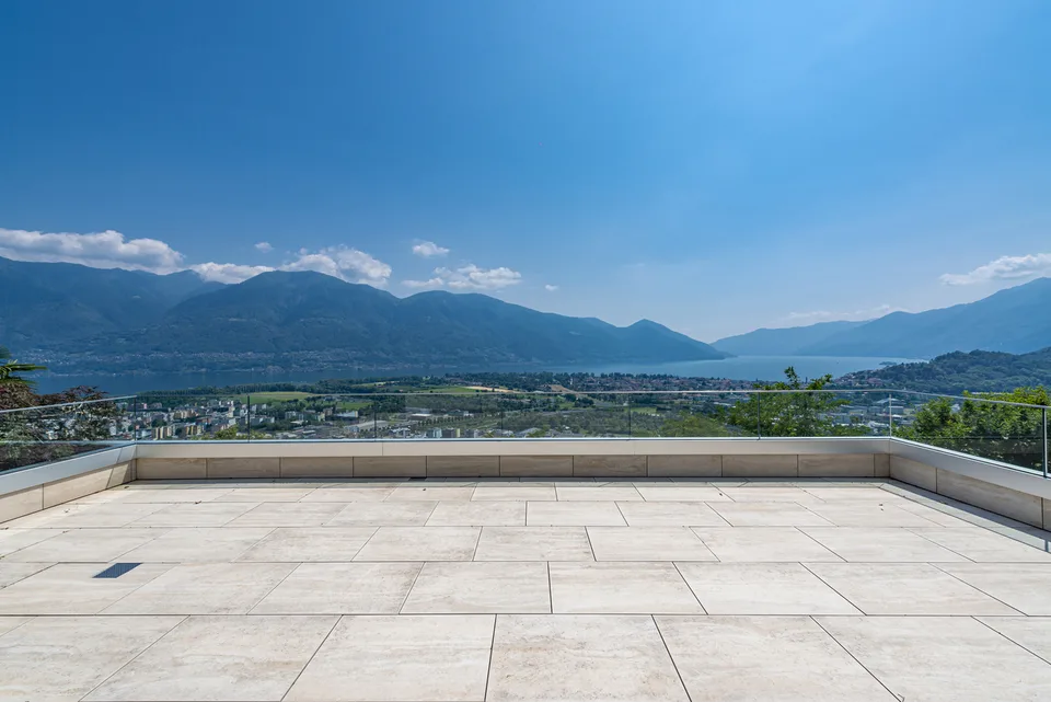 Appartamento 4,5 locali con ampia terrazza, giardino e vista lago – Foto 35 von 36