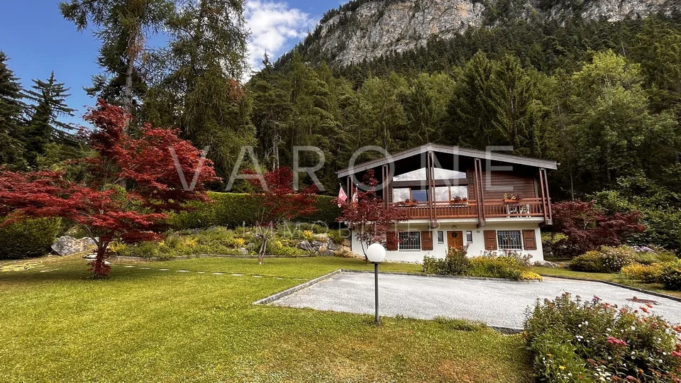 Charmant Chalet à Briey/Chalais  Un véritable Havre de Paix