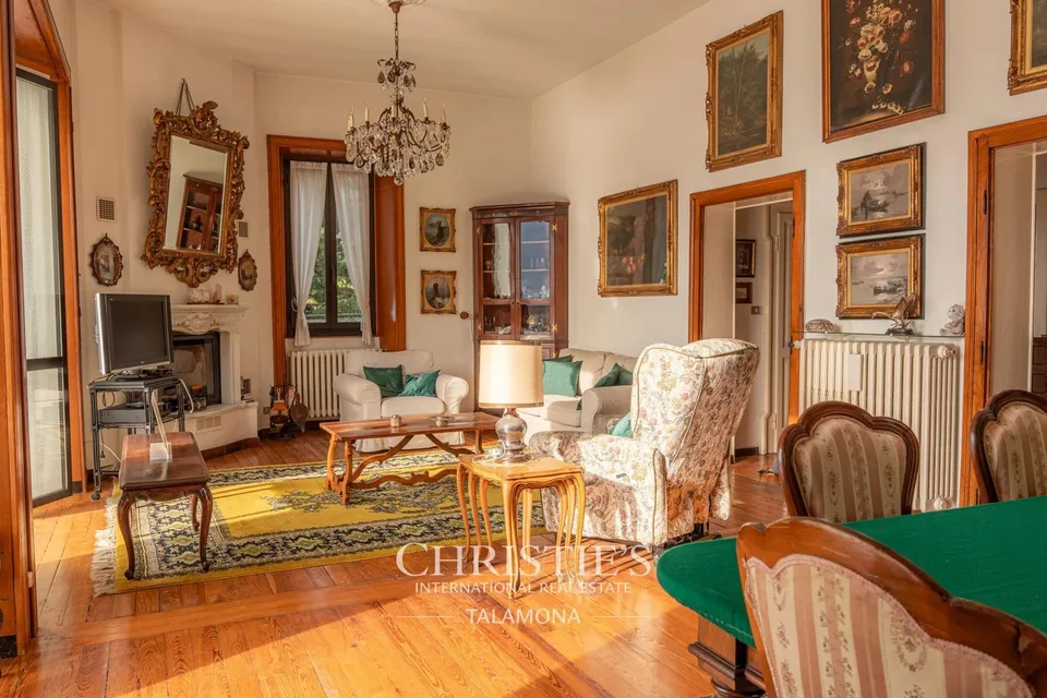Seevilla mit Garten und direktem Wasserzugang am Lago Maggiore, Maccagno