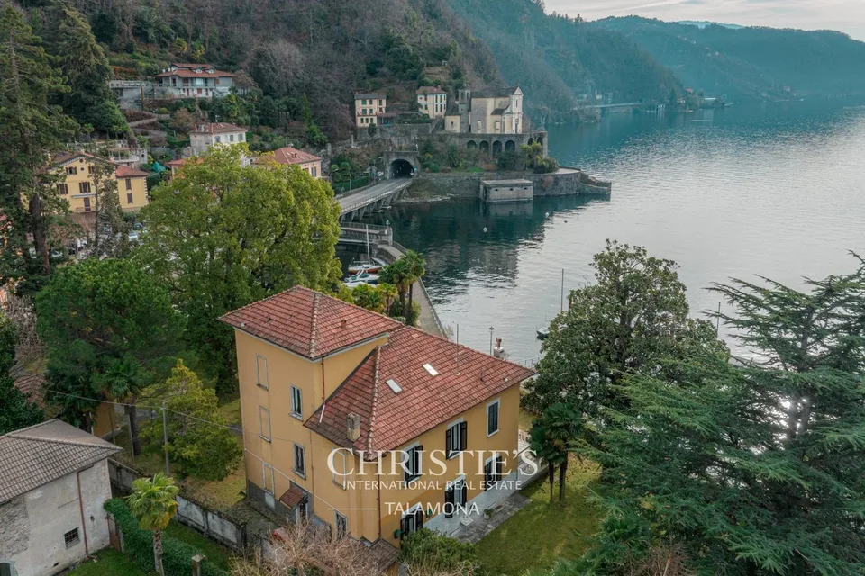 Seevilla mit Garten und direktem Wasserzugang am Lago Maggiore, Maccagno