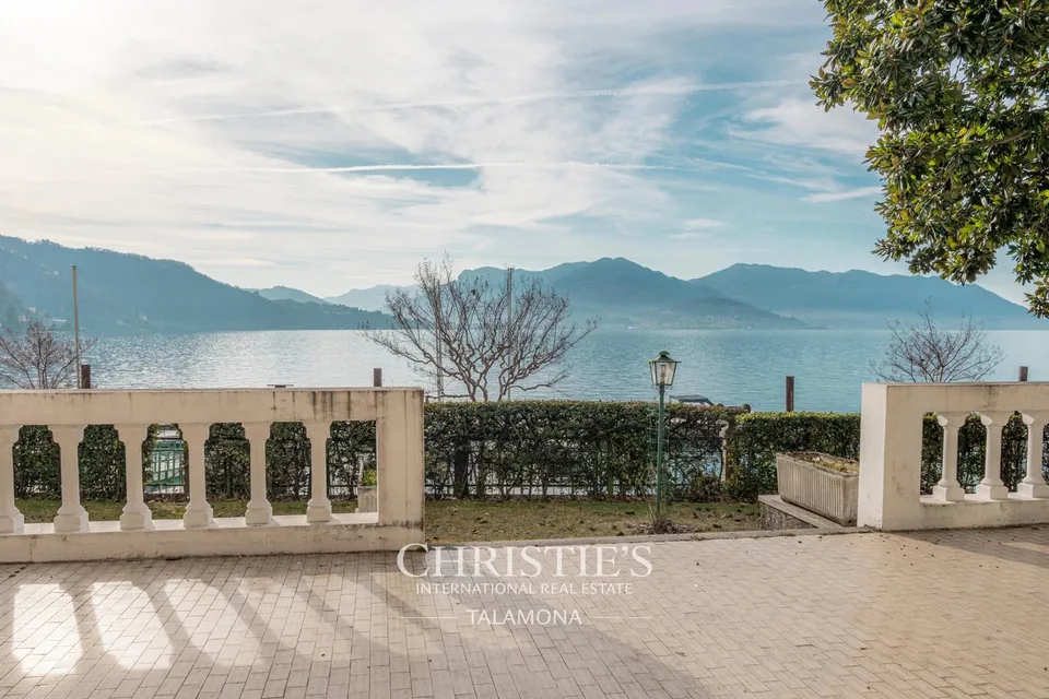 Seevilla mit Garten und direktem Wasserzugang am Lago Maggiore, Maccagno