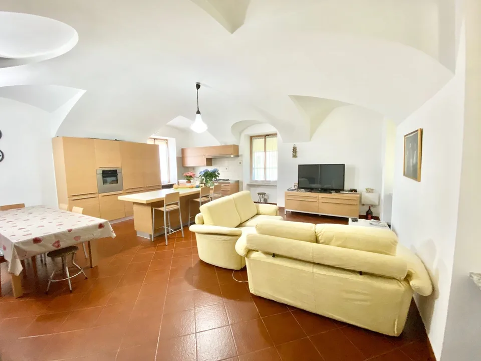 Maison de campagne très bien entretenue dans un emplacement calme et ensoleillé au sud avec un grand terrain