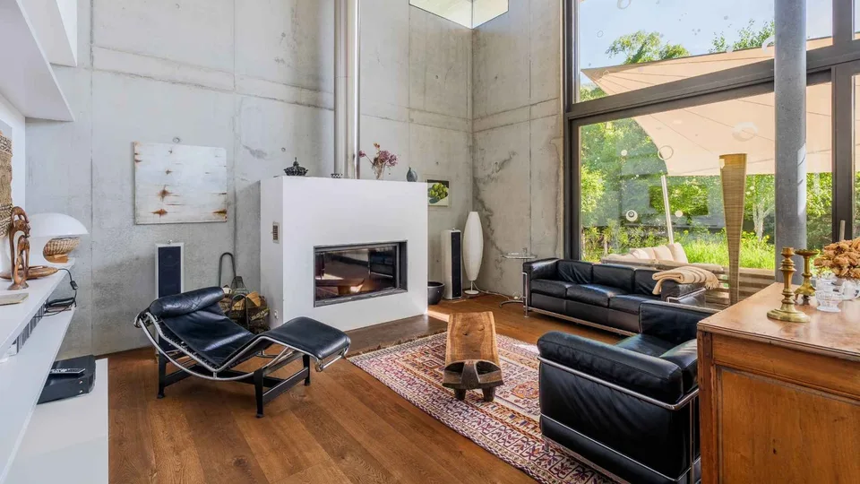 Esclusività: Casa contemporanea con piscina naturale