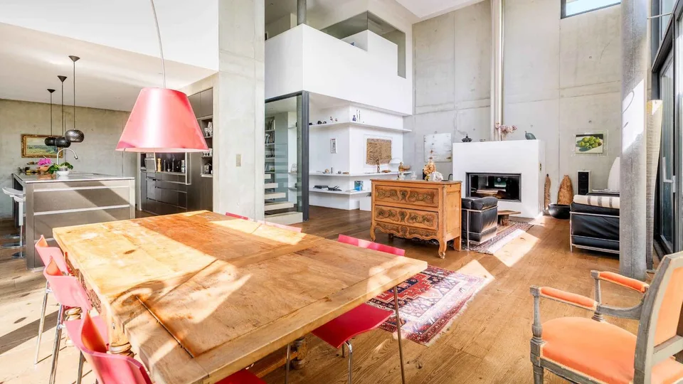 Esclusività: Casa contemporanea con piscina naturale