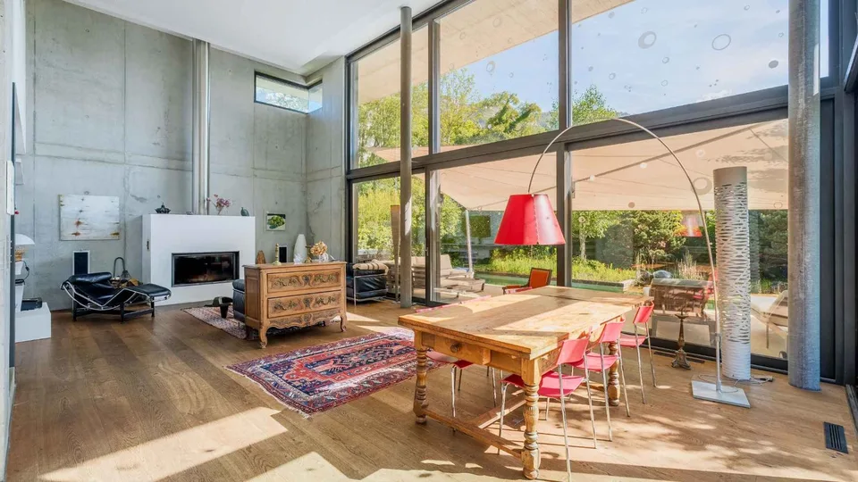 Esclusività: Casa contemporanea con piscina naturale
