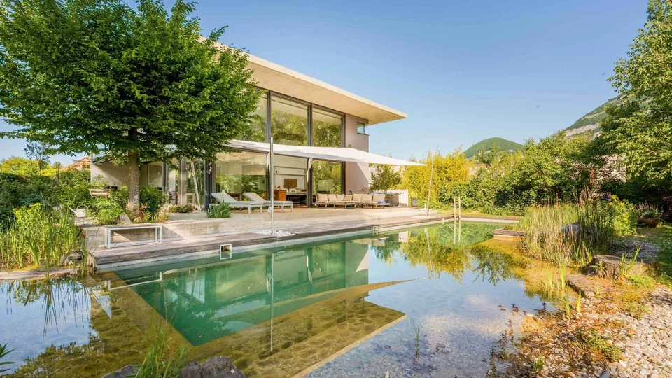 Exclusivité : Maison contemporaine avec piscine naturelle