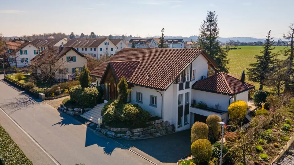 Einseitig angebauter Haustraum mit Wintergarten an der Landwirtschaftszone