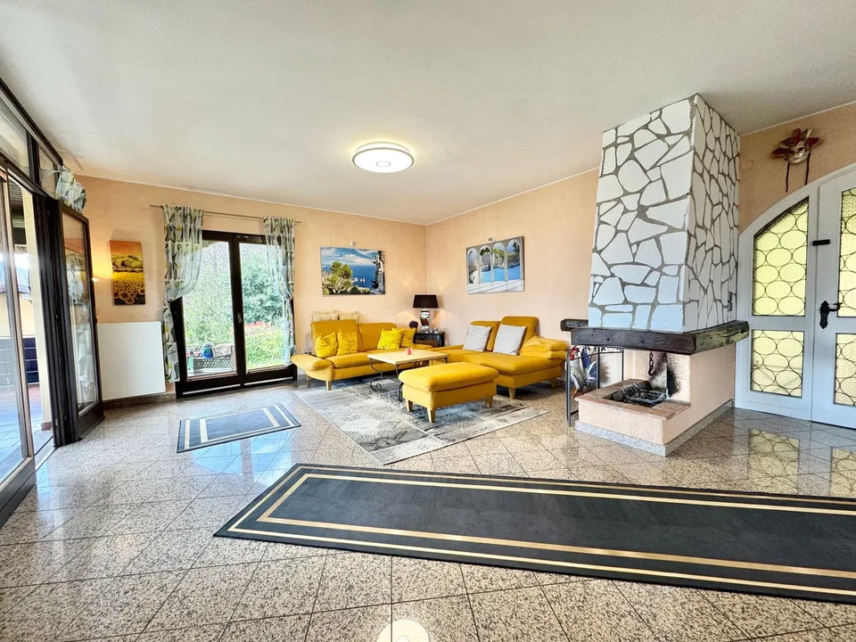 Top-renovierte Villa mit großem Pool in sonniger und ruhiger Lage mit Traumblick auf den Luganer See