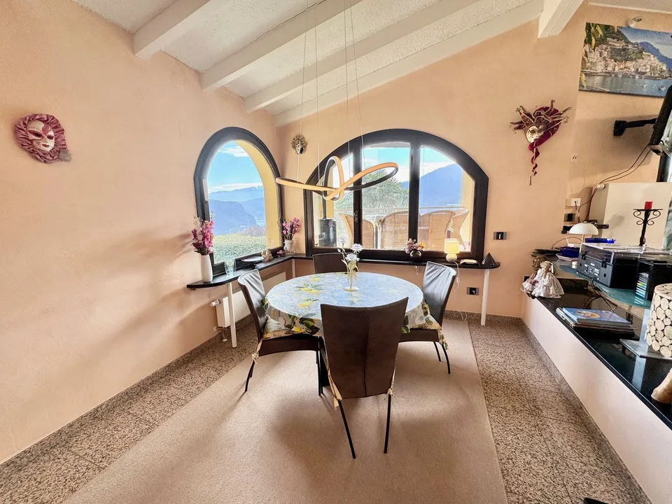 Top-renovierte Villa mit großem Pool in sonniger und ruhiger Lage mit Traumblick auf den Luganer See