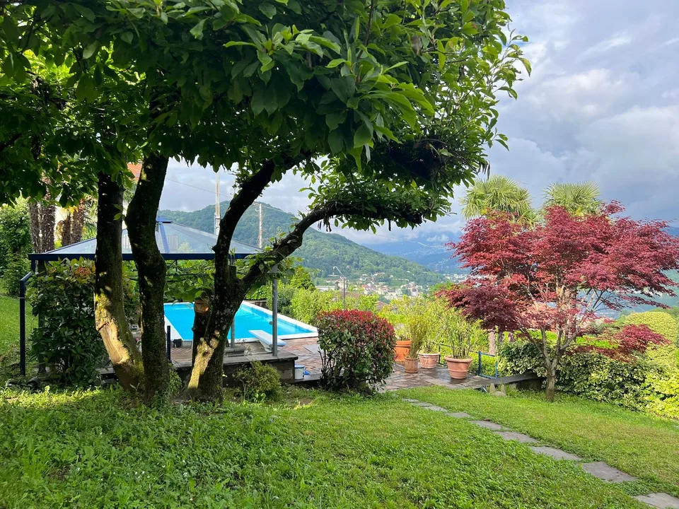 Top-renovierte Villa mit großem Pool in sonniger und ruhiger Lage mit Traumblick auf den Luganer See – Foto 16 von 22