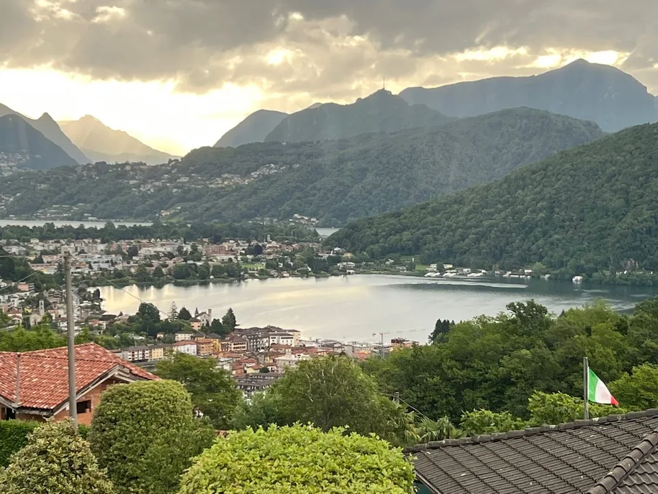 Top-renovierte Villa mit großem Pool in sonniger und ruhiger Lage mit Traumblick auf den Luganer See – Foto 21 von 22