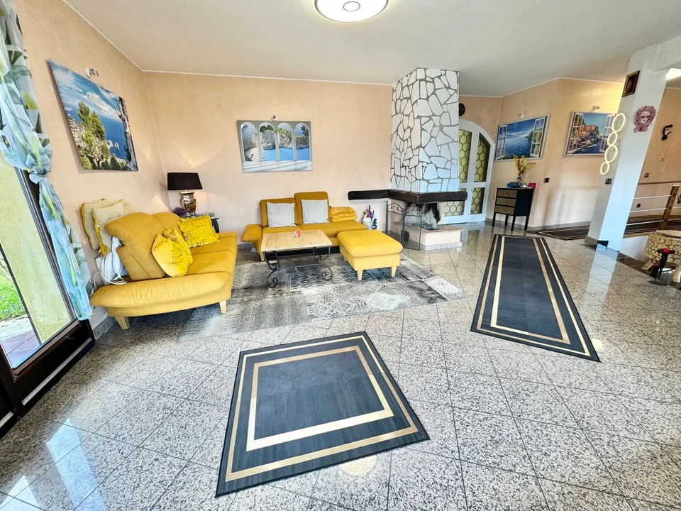 Top-renovierte Villa mit großem Pool in sonniger und ruhiger Lage mit Traumblick auf den Luganer See