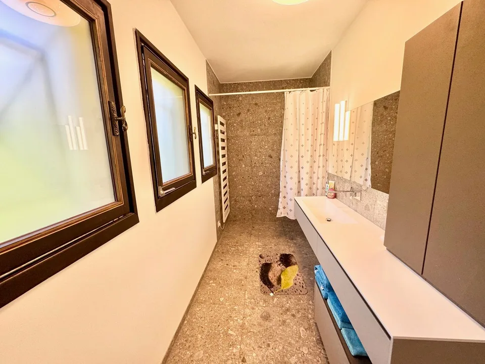 Top-renovierte Villa mit großem Pool in sonniger und ruhiger Lage mit Traumblick auf den Luganer See – Foto 13 von 22