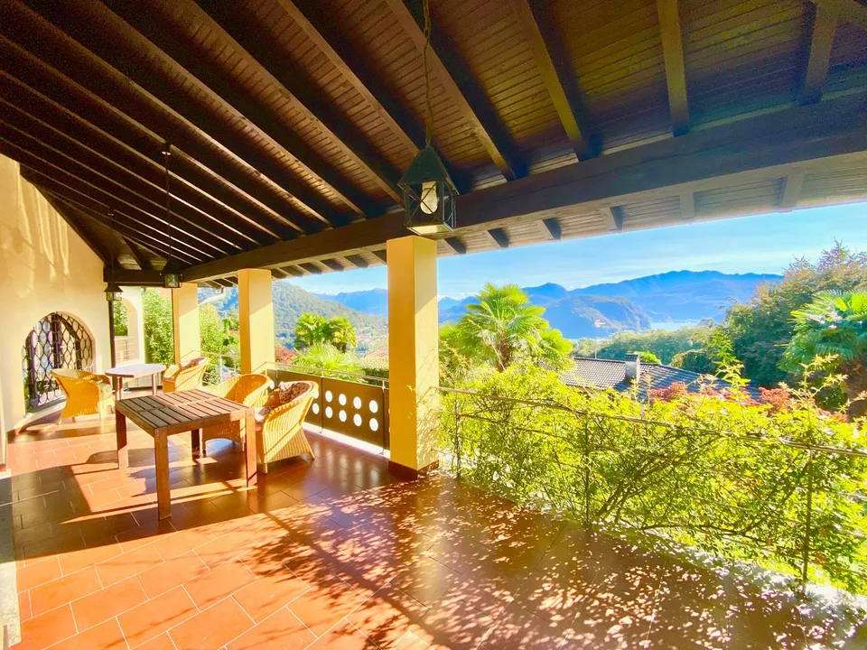 Top-renovierte Villa mit großem Pool in sonniger und ruhiger Lage mit Traumblick auf den Luganer See – Foto 15 von 22