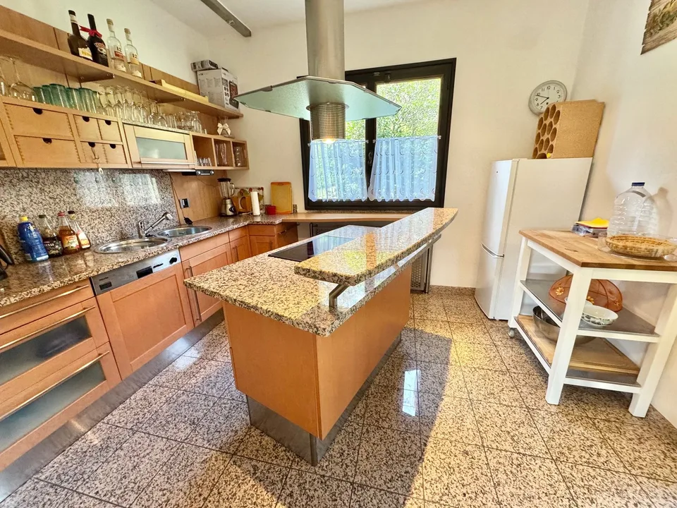 Top-renovierte Villa mit großem Pool in sonniger und ruhiger Lage mit Traumblick auf den Luganer See – Foto 6 von 22