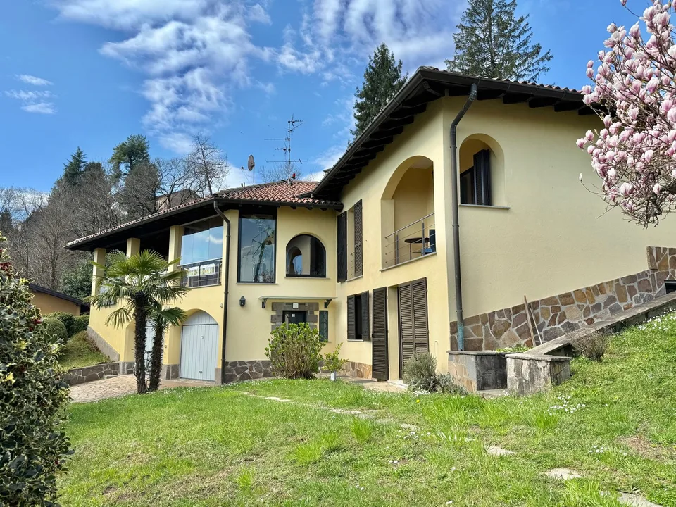 Top-renovierte Villa mit großem Pool in sonniger und ruhiger Lage mit Traumblick auf den Luganer See