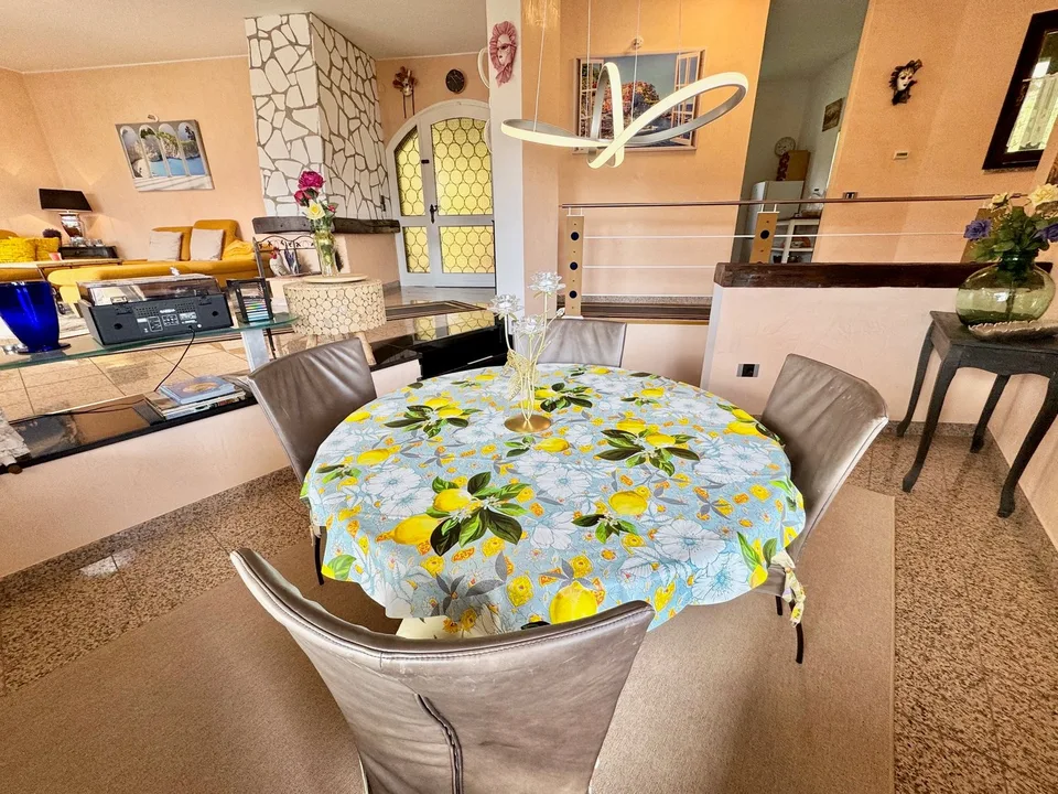 Top-renovierte Villa mit großem Pool in sonniger und ruhiger Lage mit Traumblick auf den Luganer See
