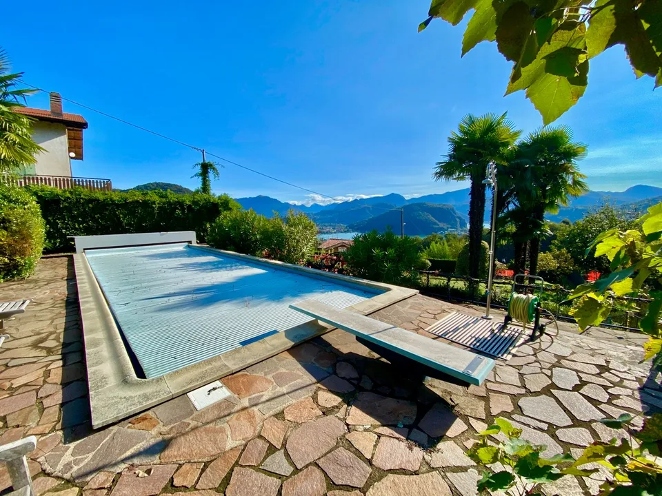 Top-renovierte Villa mit großem Pool in sonniger und ruhiger Lage mit Traumblick auf den Luganer See – Foto 17 von 22