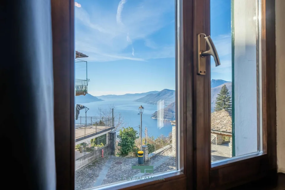 Freistehendes Haus mit Seeblick