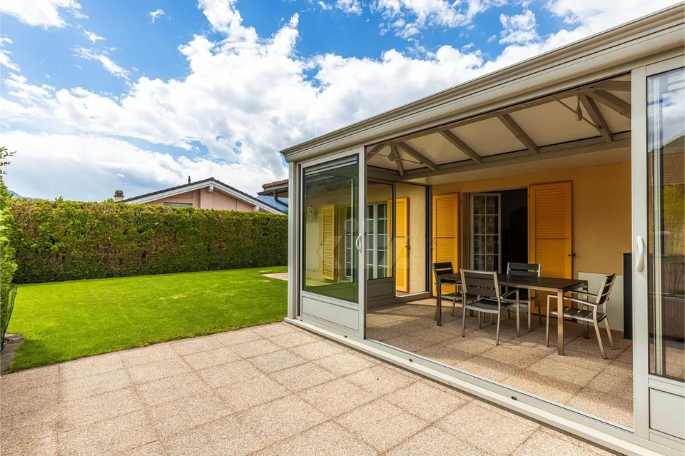 Bella villa familiare con giardino e studio indipendente
