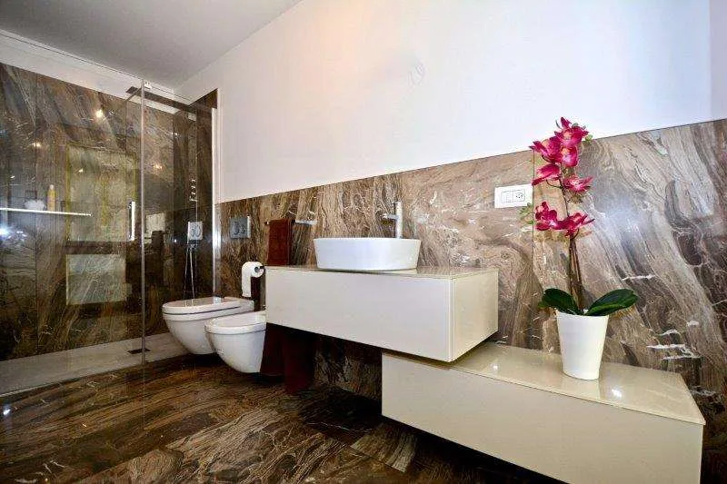 RIVA S. VITALE: ELEGANTE VILLA A LAGO CON PISCINA – foto 11 di 12