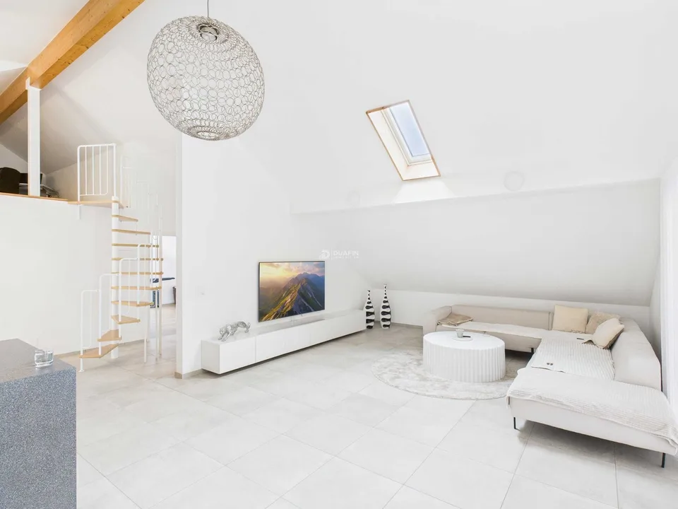 Casa di 3 famiglie, ristrutturata nel 2021, con 2 garage a Trimbach