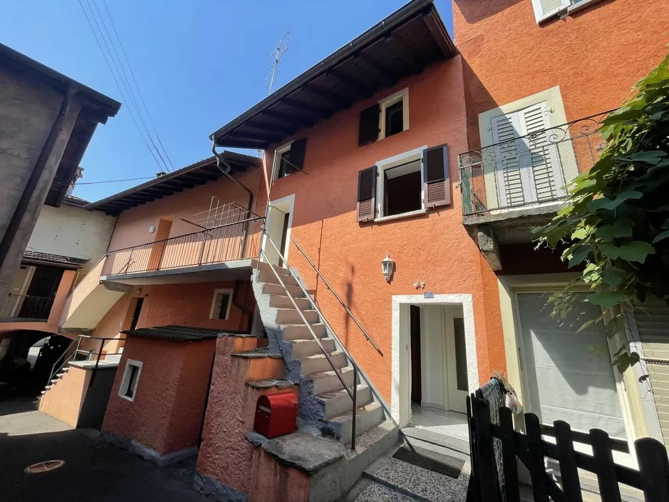 Vendesi casa unifamiliare di 3.5 locali su 3 piani a Solduno