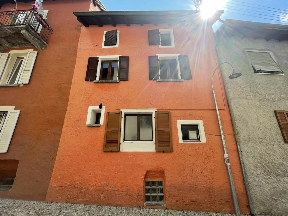 Vendesi casa unifamiliare di 3.5 locali su 3 piani a Solduno