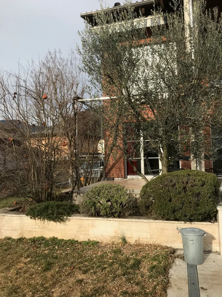 Caslano – Moderna villa con piscina, giardino e monolocale indipendente