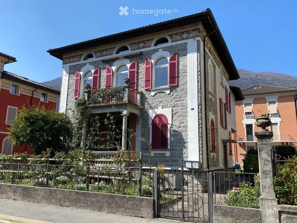 VENDESI CASA BIFAMIGLIARE IN CENTRO BELLINZONA