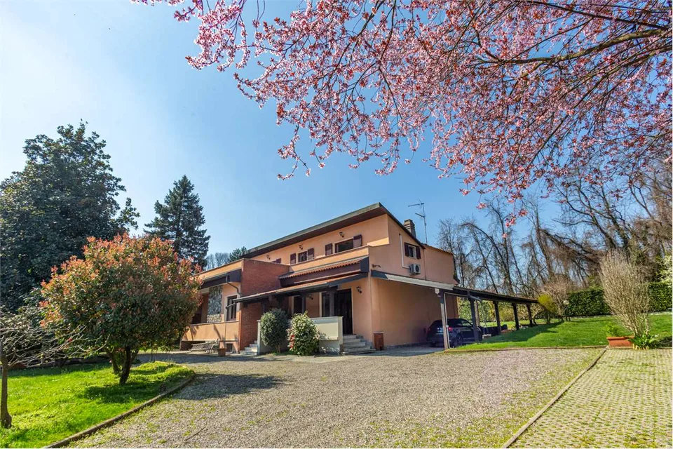 Villa unica, un'oasi segreta di Cadorago, nel cuore del Parco Lura
