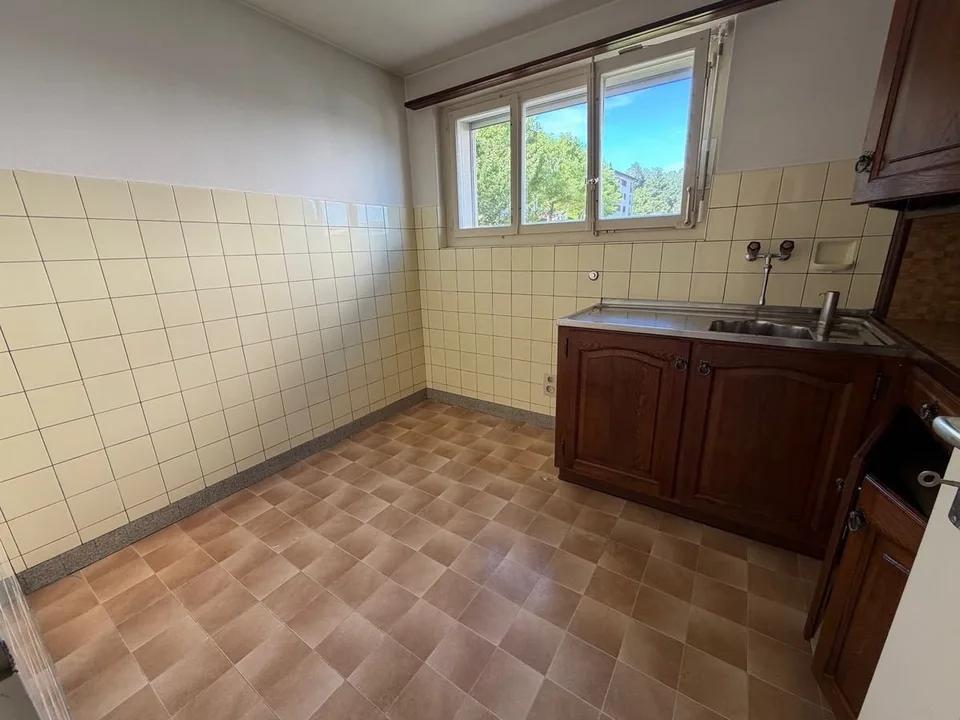 Bright apartment to renovate