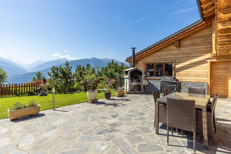 Schönes Chalet mit Terrasse und freier Sicht