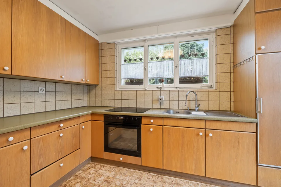 Einfamilienhaus mit Nebengebäude auf grosser Parzelle mit Entwicklungs