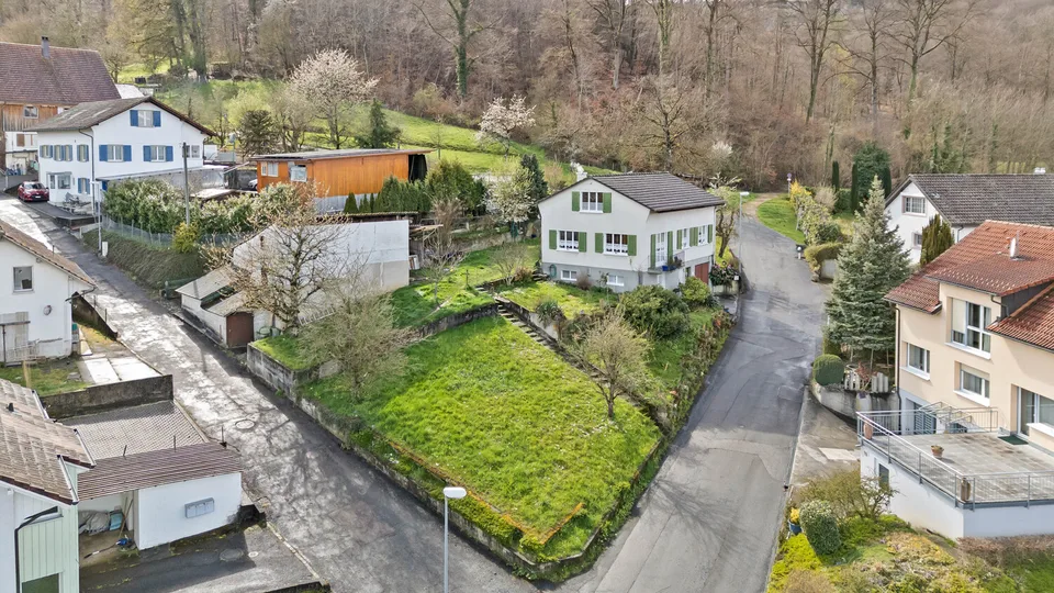 Einfamilienhaus mit Nebengebäude auf grosser Parzelle mit Entwicklungs