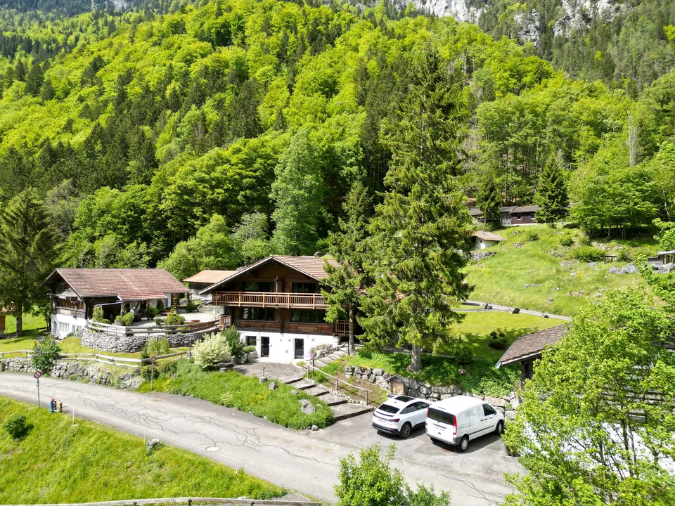 Affascinante chalet con attività alberghiera e molti fabbricati annessi in posizione idillica