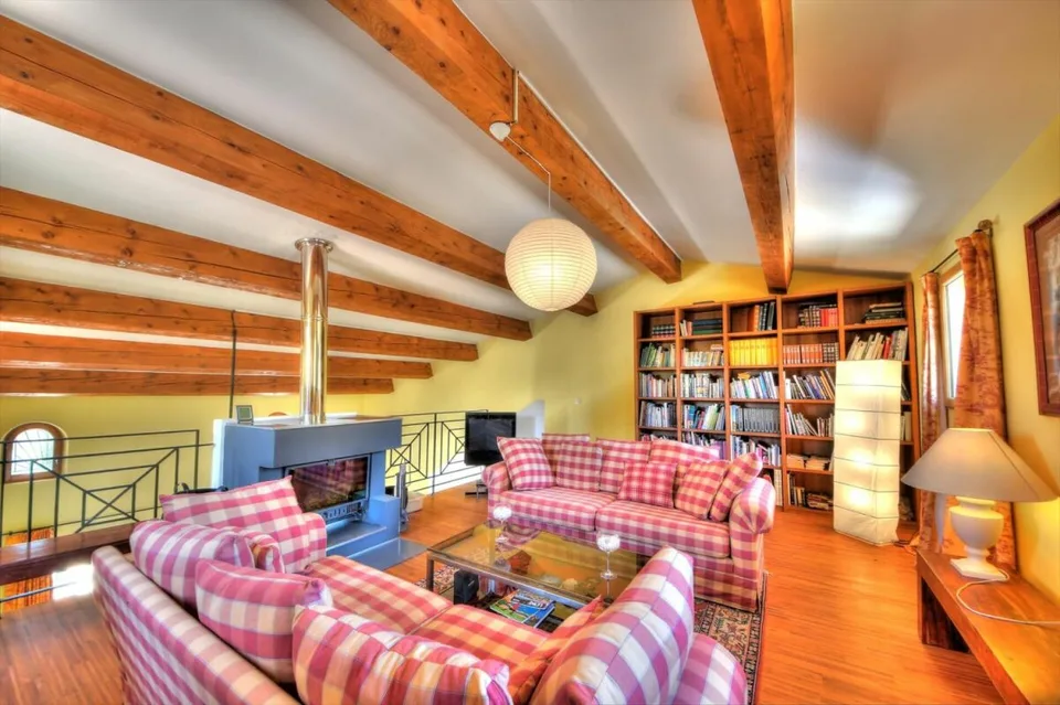 Villa indipendente di 7 locali ad Aups