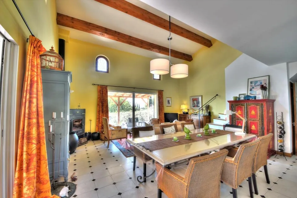 Villa indipendente di 7 locali ad Aups