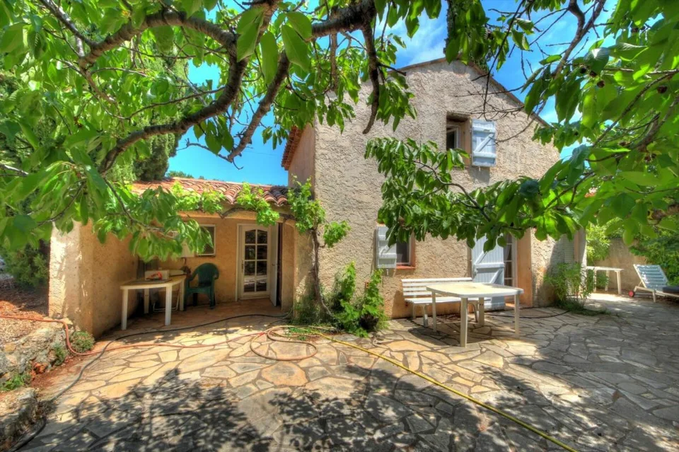 Villa indipendente di 7 locali ad Aups